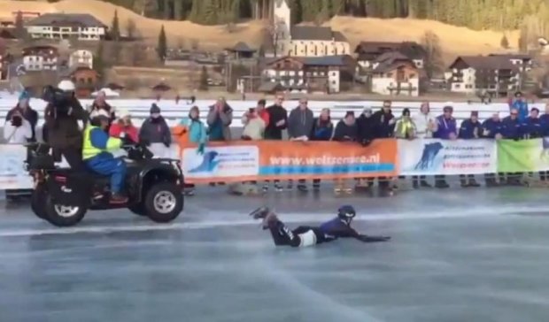 Конькобежка курьезно упала перед самым финишем (видео)