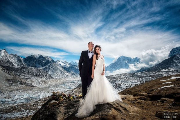 Молодожены устроили самую необычную свадебную фотосессию на высочайшей точке планеты: контраст между величественными горами и хрупкой любовью