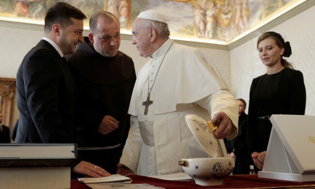 Зеленський на очах у дружини зробив Папі Римському приємно, навіть Буковинська ікона допомогла