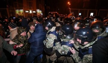 Поліцейська постраждала під час зіткнень на Банковій