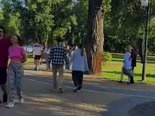 Українці, прогулянка, весна, кадр з відео