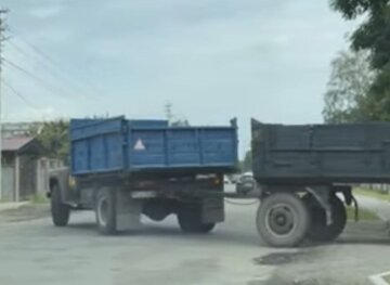 Важка техніка з причепом: фото скрін Ютуб