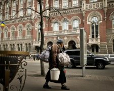НБУ перетворюється у барахолку: після іграшок та презервативів почали закуповувати шкарпетки