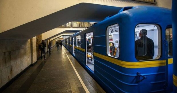 Моржует? В киевском метро заметили необычного пассажира, - фото "оригинала"