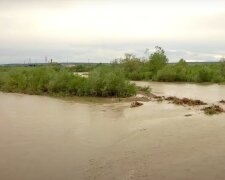 На Франковщине вода в реках поднялась на метр, спасатели бьют тревогу - готовьте лодки