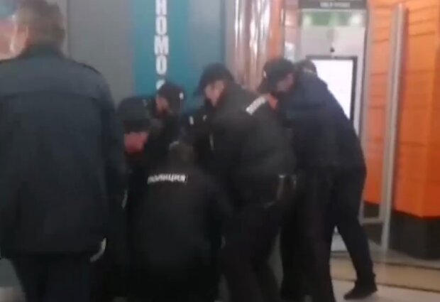 Полицейские устроили "обнимашки" с нарушителем: штраф за неношение маски - удары ногами