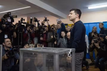 "Зеленский должен заставить Порошенко извинится": журналист показал, как "судорожно мухлюет" власть