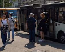 Люди на остановке общественного транспорта в Одессе