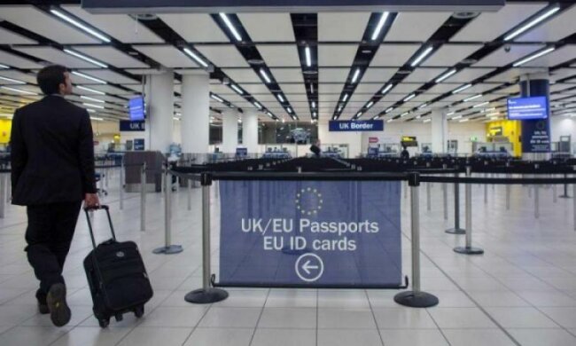 Українці тікають з країни: прикордонна служба дала звіт