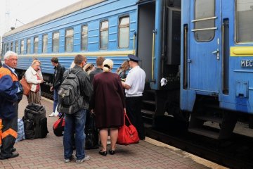 Роздягайся - засмагай: Укрзалізниця показала пекло на рейках, скандал на всю країну