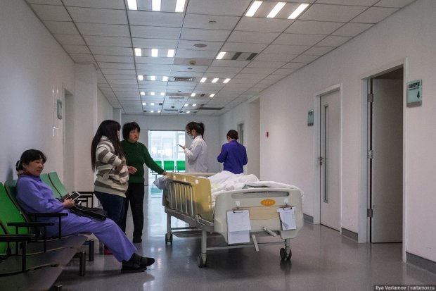 В Днепре человека с гангреной медики выбросили в коридор: "Нет денег - умирай"