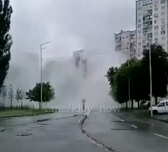 В Киеве забил "фонтан" из-за прорыва в трубе, вся улица в кипятке - "сауна" от Кличко попала на камеру