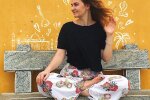 Славянская женщина переехала в Индию и поразила обычаями: есть отдельно от всех, молиться и не трогать мужа
