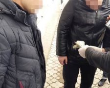 Запорізького міліціонера схопили на хабарі в 700 доларів (фото)