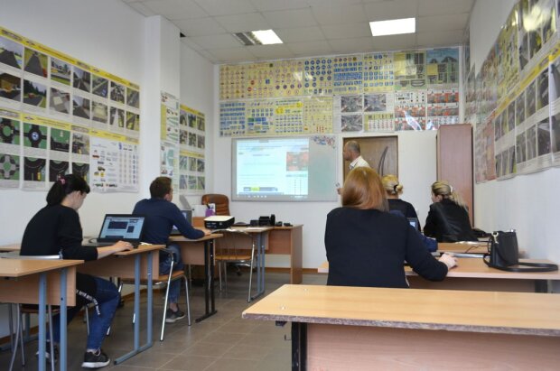 Львовские школы срочно разыскивают учителей: "Старые сбежали?"