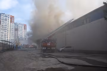 Пожежа на місці влучання дрона по поштовому відділенню в Харкові