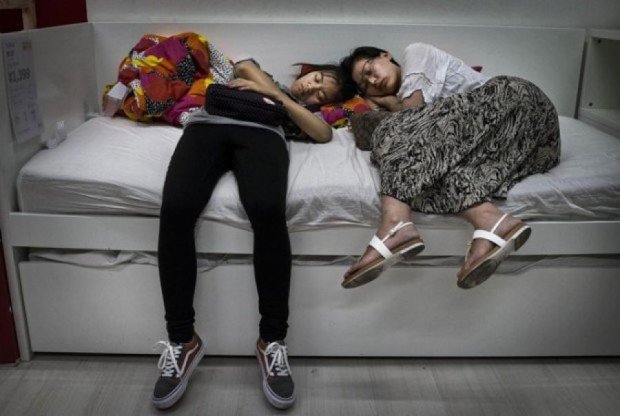 Китайцы приходили поспать в мебельный магазин