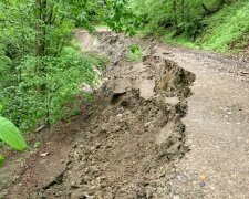 Под Львовом вода отрезала село от цивилизации, вместо дороги - жуткая пропасть