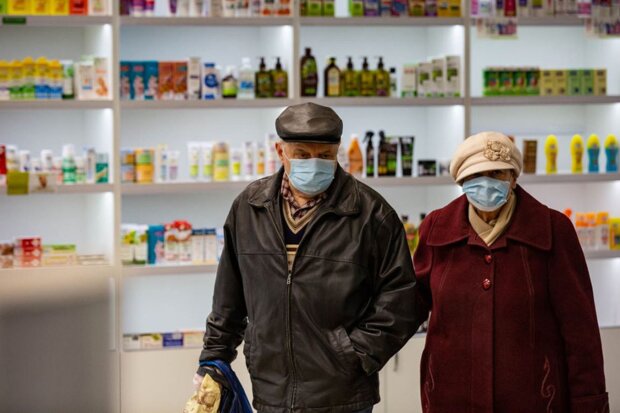 Пенсіонери в аптеці. Фото: КС