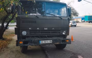 У Дніпрі 12-річний школяр потрапив під колеса КамАЗа на переході - застиг від жаху