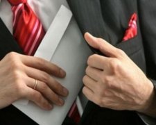 Керівник психлікарні "відмазував" від служби за кругленьку суму