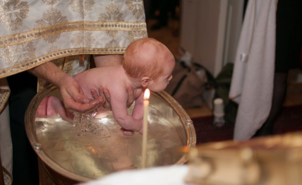 Несамовитий піп на хрещенні ледь не втопив дитину під молитву і нестямні крики матері: наче біс вселився
