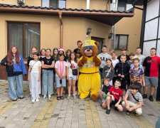 Сльози на пероні та закарпатське диво: як дітей українських героїв рятують від жахів війни