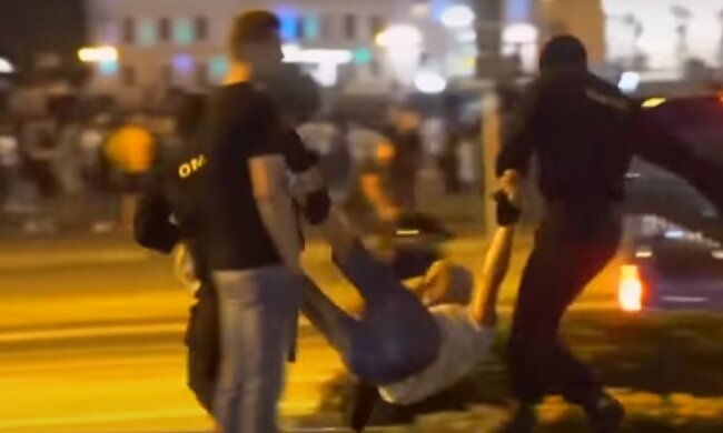 На Львівщині художник спалив поліцейський щити через протести у Білорусі: "Брати"