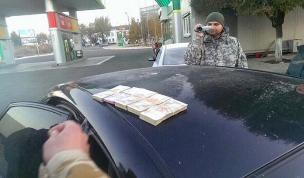 На Донбассе поймали пограничников во время получения взятки в 200 тыс (фото)