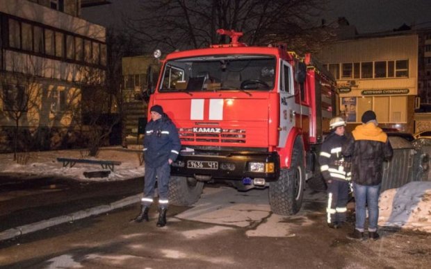 Зі спецефектами: у Києві спалахнув дорогущий Land Rover