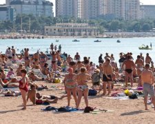 Підступний вітер оголив принади дівчини на людному пляжі: відео
