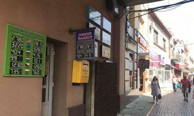 Курс валют на 3 вересня: долар і євро зглянулися над гривнею