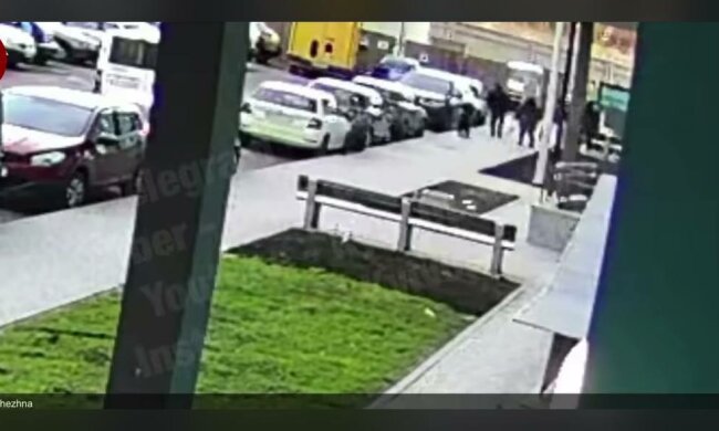 Підлітки побили, фото: скріншот з відео