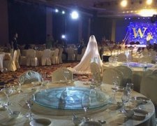 Китайські закохані відсвяткували весілля посеред шторму