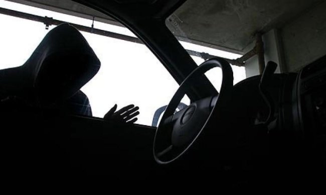 Водій в стилі «кунг-фу» врятував свою машину (відео)