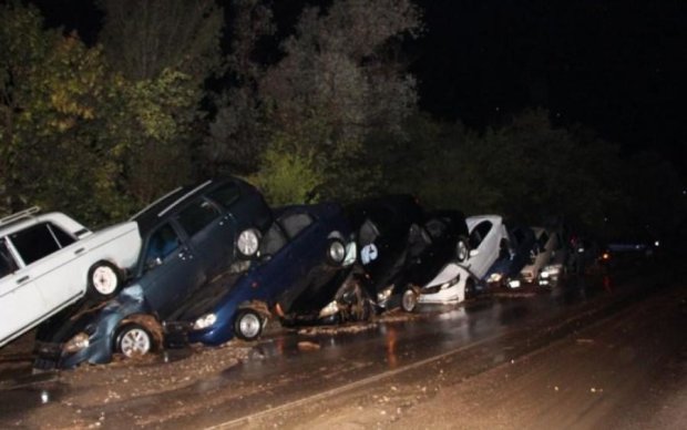 Моторошний потоп у Криму: річки змили автівки (відео)