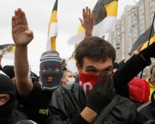 Росія звозить неонацистську символіку на Донбас для провокацій