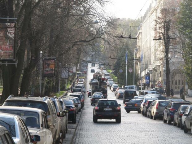 Без колес: "портал в ад" открылся в центре Львова, дикие кадры