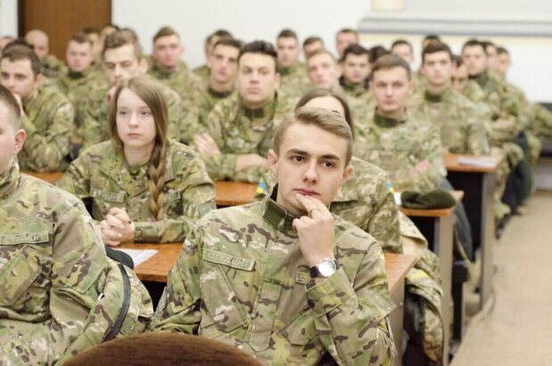 Студенти на базовій військовій підготовці