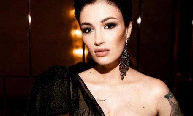 Настя Приходько побешкетувала в ліжку з двома красунчиками: поки чоловік в няньках