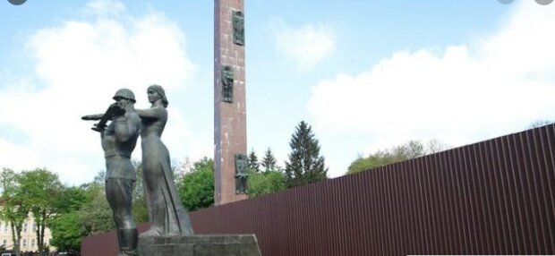 Зі Львова приберуть скандальний монумент, муляв очі десятиліттями: "Прощавай, совок!"
