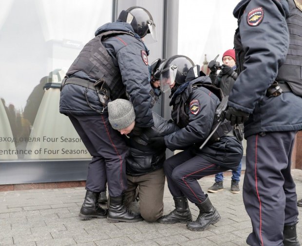 Кидався камінням: українського екс-міністра схопили в Москві