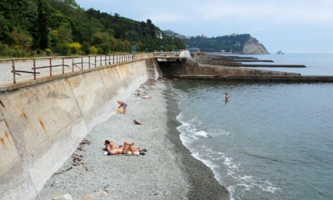 Дещо в морі плаває: кримчани поскаржилися на антисанітарію