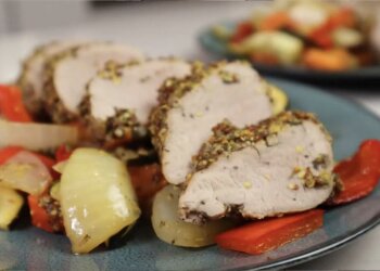 Свиняча вирізка з овочами: фото скрін Ютуб