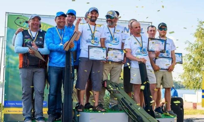 Рибалки з Чернівців приборкали гігантську щуку і прославилися на всю Україну