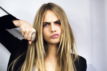 Відома модель прийшла на бал зі срібною лисиною