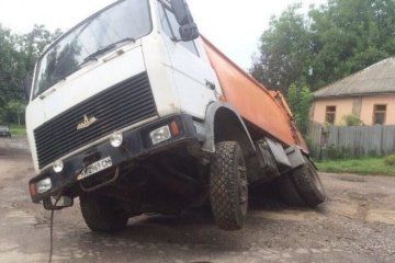 Харківський асфальт "проковтнув" сміттєвоз (ФОТО)