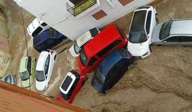 Авто попали в "водные пробки" из-за наводнений в Испании и Италии (фото)