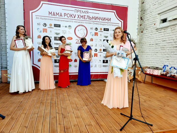 Хмельницкие мамочки получили награды из рук мэра — "Каждая из них - героиня"
