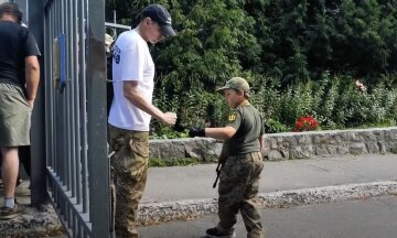 7-летний школьник из Сум охраняет военкомат. Фото скриншот из Youtube